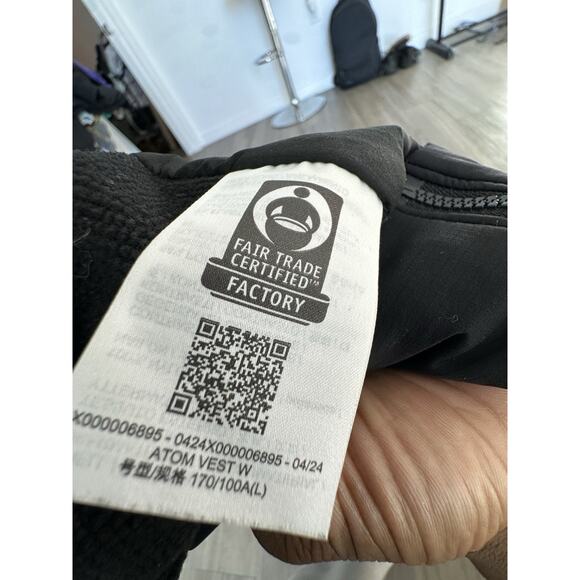 Large Arc'teryx Atom Vest Black Jacket Water Repellant Zip Pockets - WOMENS - Picture 3 of 6